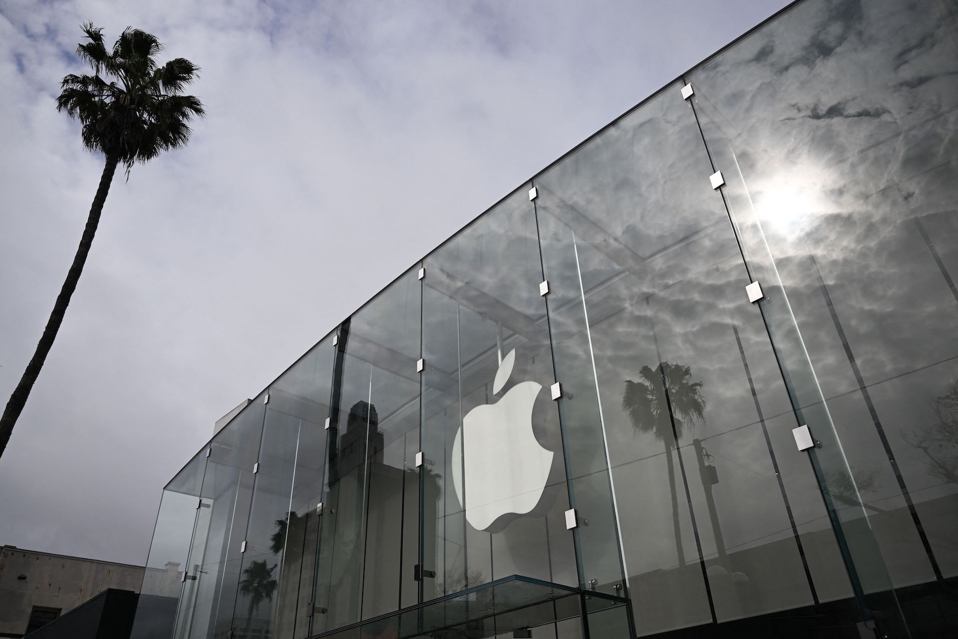 Apple issues fixes for vulnerabilities in both old and new OS versions