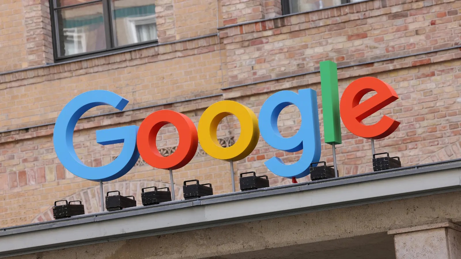Hackers Reportedly Demand Google Fire Two Employees, Threaten Data Leak Hackers Reportedly Demand Google Fire Two Employees, Threaten Data Leak