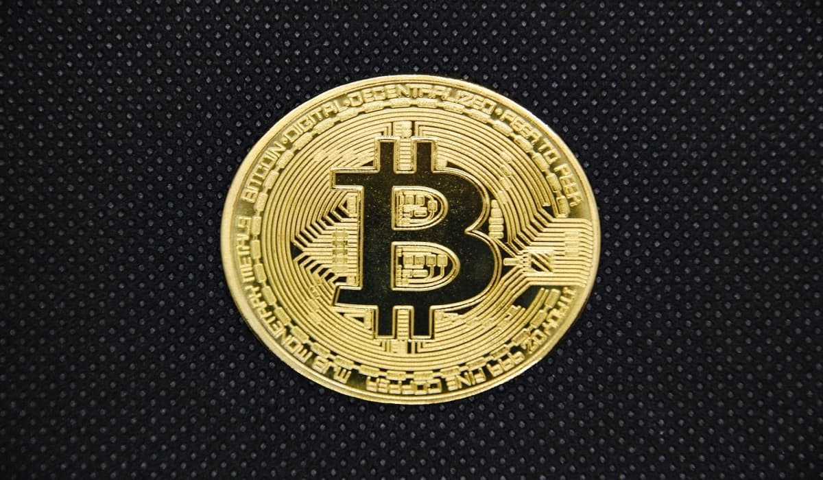 Investors Pivot Toward Altcoins Amid Bitcoin Slowdown Shifting Tides: Investors Pivot Toward Altcoins Amid Bitcoin Slowdown